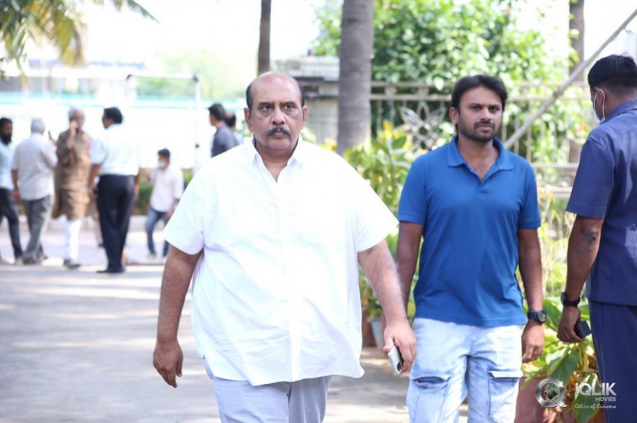 Celebrities-pay-homage-to-superstar-Krishna